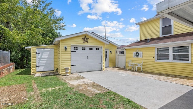 740 W 2nd N St, Morristown, TN 37814 - garage with concrete driveway