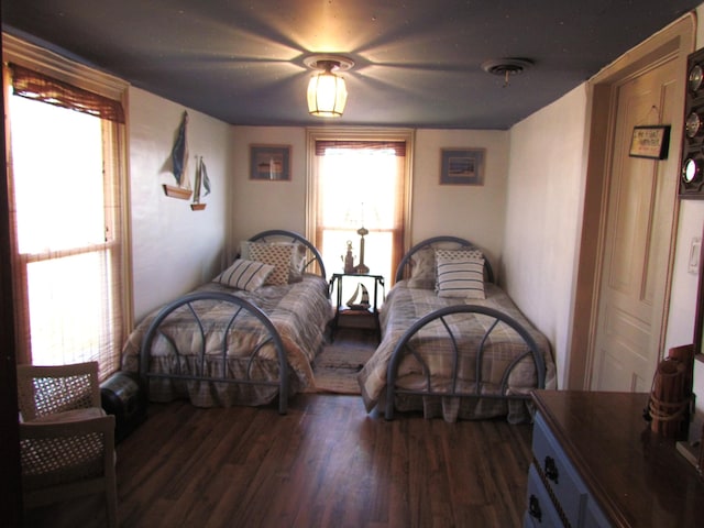 740 W 2nd N St, Morristown, TN 37814 - bedroom featuring visible vents, dark wood finished floors, and a ceiling fan