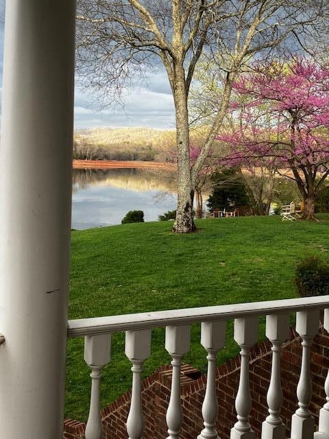 view of yard featuring a water view
