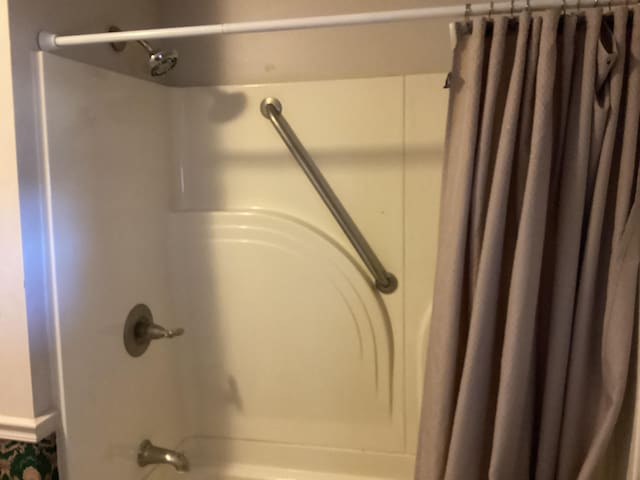 room details with shower / bath combo with shower curtain