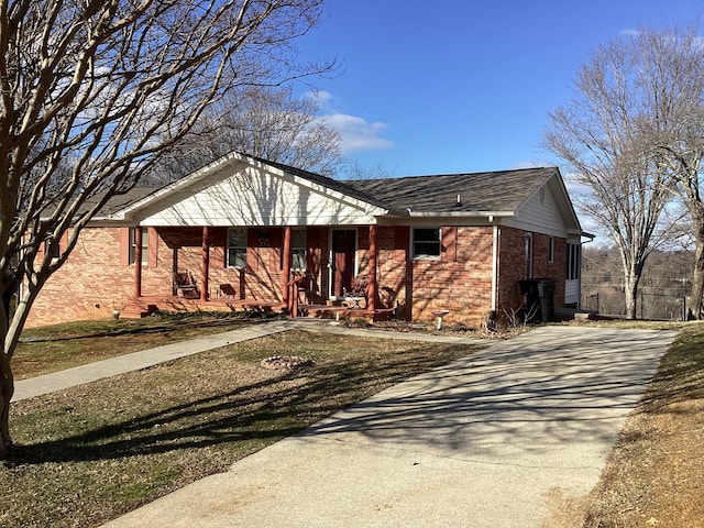 view of front of house featuring covered porch and a front lawn