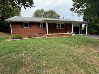 single story home featuring driveway and a front lawn