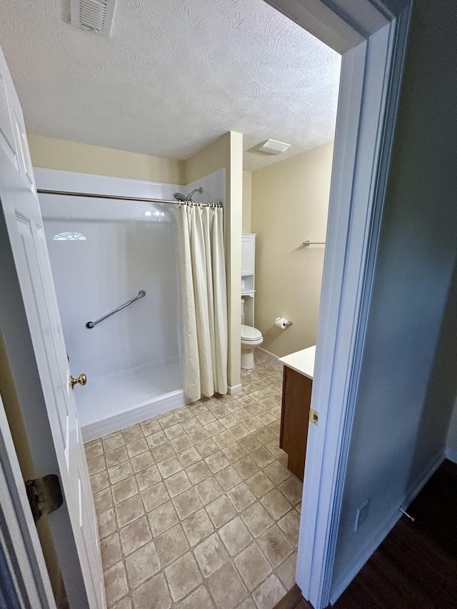 1623 Monte Vista Dr, Sevierville, TN 37862 - full bath with curtained shower, a textured ceiling, toilet, and vanity