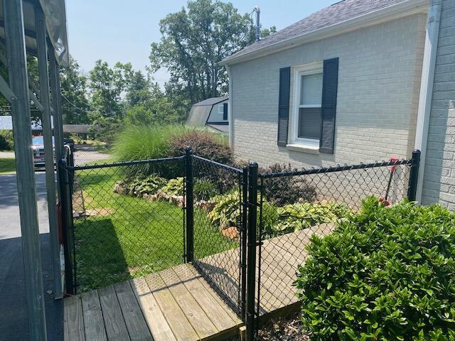 1211 W 6th N St, Morristown, TN 37814 - wooden deck with a gate
