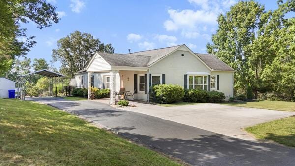 1211 W 6th N St, Morristown, TN 37814 - ranch-style house featuring a carport, a front yard, and stucco siding