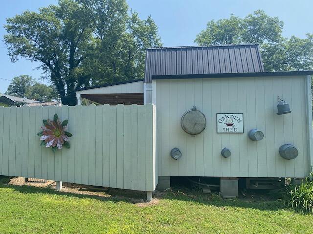 1211 W 6th N St, Morristown, TN 37814 - view of side of home featuring a metal roof