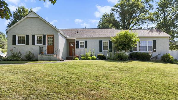 1211 W 6th N St, Morristown, TN 37814 - ranch-style house featuring a front yard