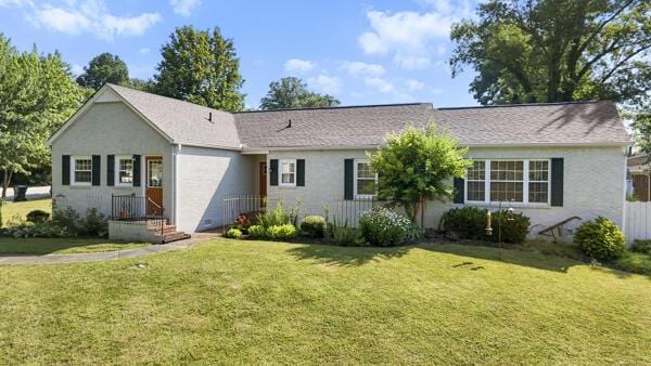 1211 W 6th N St, Morristown, TN 37814 - ranch-style house with a front lawn