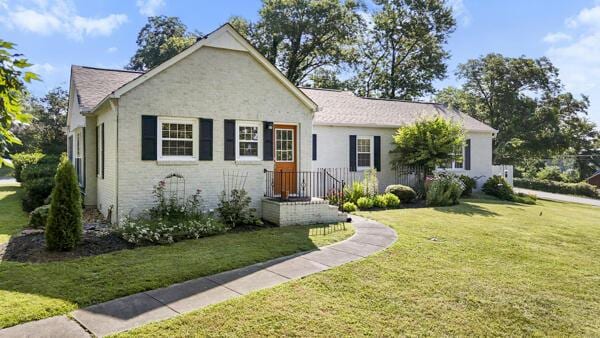 1211 W 6th N St, Morristown, TN 37814 - view of front facade featuring a front lawn