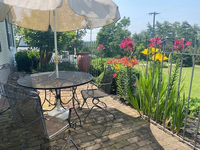 1211 W 6th N St, Morristown, TN 37814 - view of patio featuring outdoor dining space