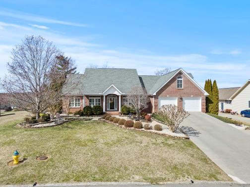 2657 Lakemoore Dr, Morristown, TN 37814 - ranch-style house featuring driveway, a front lawn, and a garage