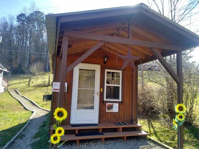 view of outdoor structure featuring a yard