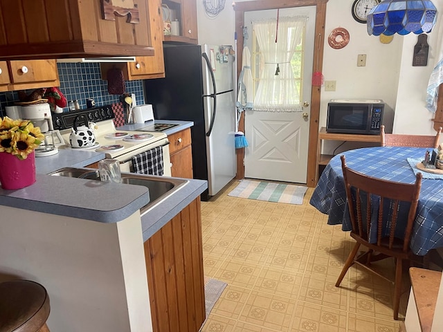 kitchen featuring electric range and tasteful backsplash