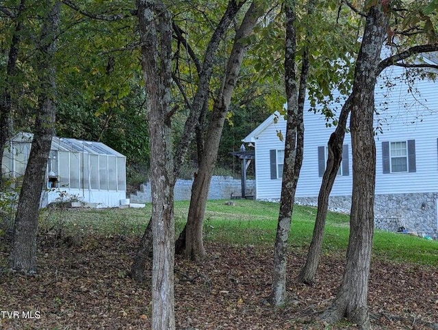 view of yard featuring an outdoor structure