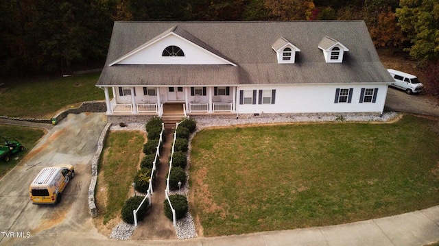 view of front facade with a porch and a front lawn