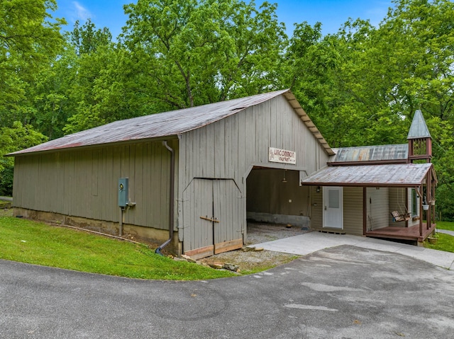 2935 Glendale Community Rd, Greenback, TN 37742 - view of outdoor structure with covered porch and asphalt driveway