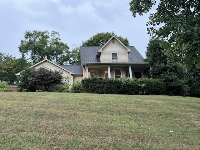 view of front facade featuring a front yard