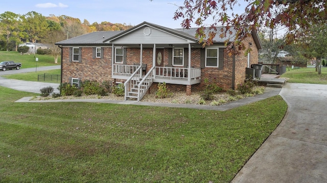 view of front facade featuring covered porch and a front lawn