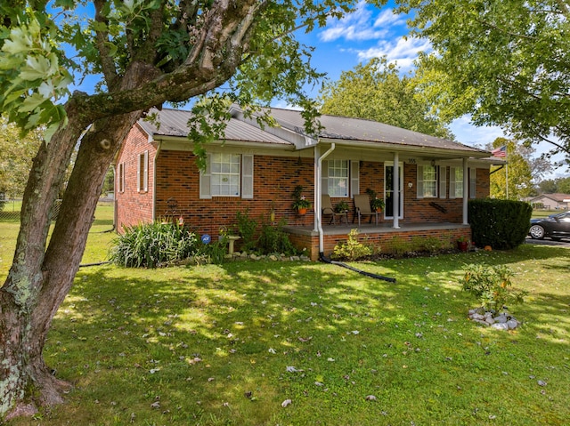 ranch-style home featuring a front yard and covered porch