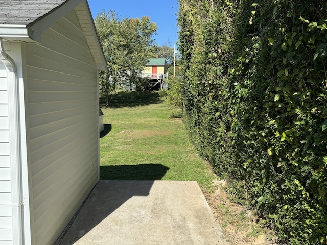 view of yard featuring a patio area