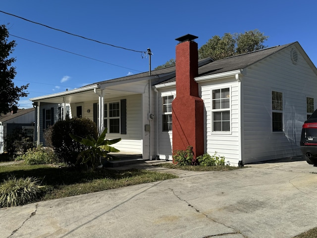 ranch-style home with a porch