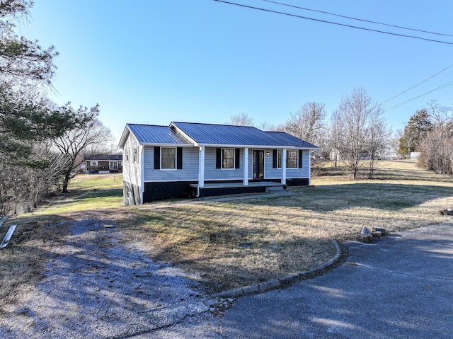 view of front facade featuring a porch and a front yard