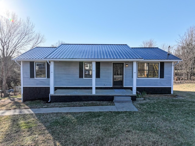 view of front facade featuring a front yard and covered porch