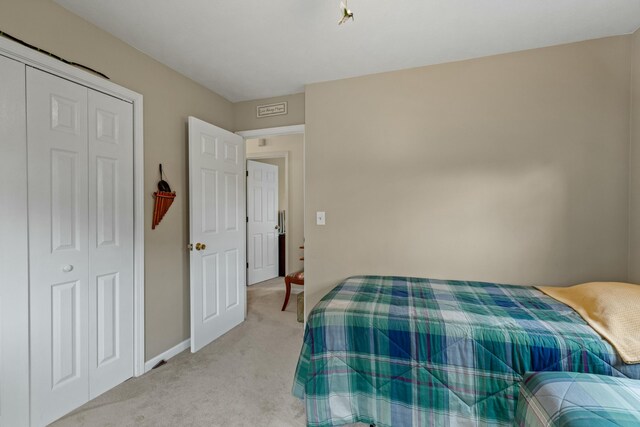 961 Woodway Dr, Morristown, TN 37814 - bedroom featuring a closet, light colored carpet, and baseboards