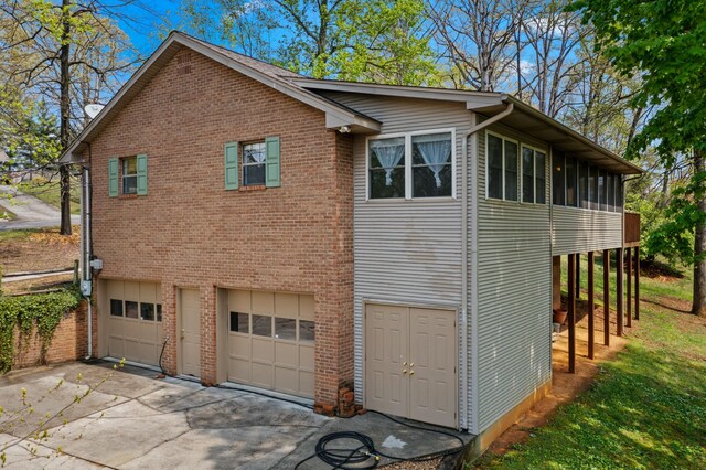 961 Woodway Dr, Morristown, TN 37814 - view of side of home featuring brick siding, driveway, and an attached garage