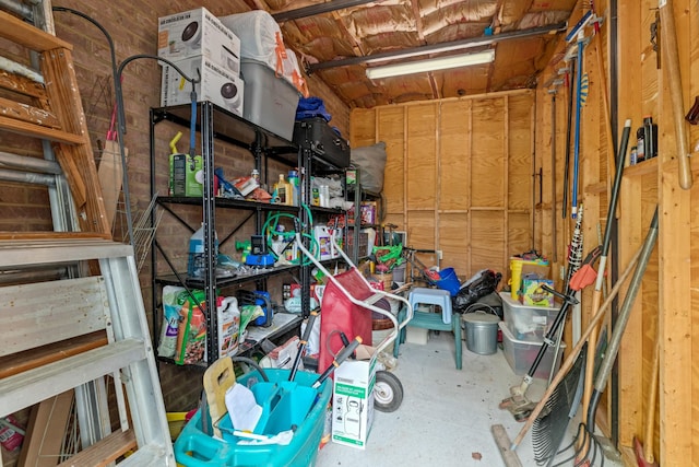 961 Woodway Dr, Morristown, TN 37814 - storage with a garage