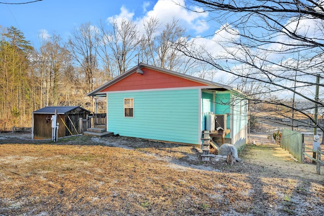 view of side of property featuring a storage shed