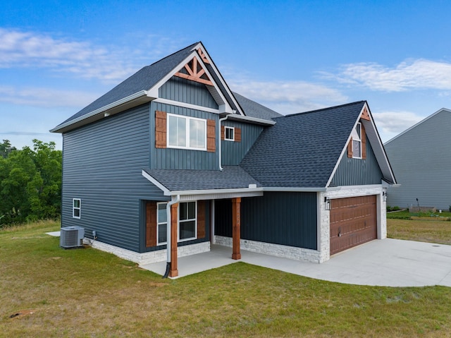 2490 Stream View Ln, Morristown, TN 37814 - view of front of house with a shingled roof, driveway, and a front lawn