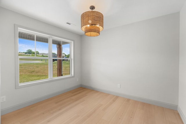 2490 Stream View Ln, Morristown, TN 37814 - spare room featuring light wood-style floors and a chandelier
