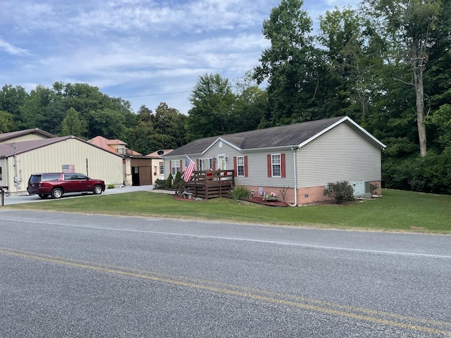 manufactured / mobile home with a front yard