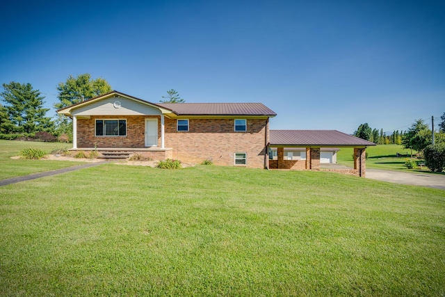 view of front of property featuring a front yard