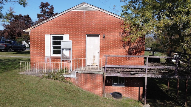 view of front of home featuring a front lawn