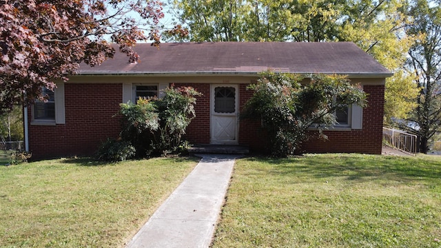 bungalow featuring a front lawn