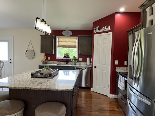 122 Florence Cir, Dandridge, TN 37725 - kitchen with appliances with stainless steel finishes, dark wood finished floors, a sink, a breakfast bar, and a center island