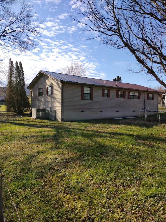 back of house featuring a lawn