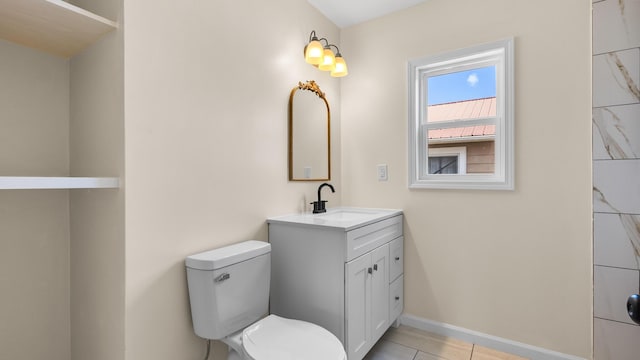 1302 Chestnut St, Kingsport, TN 37664 - full bath featuring toilet, vanity, and baseboards
