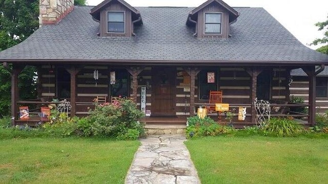 view of front facade featuring a front lawn and a porch