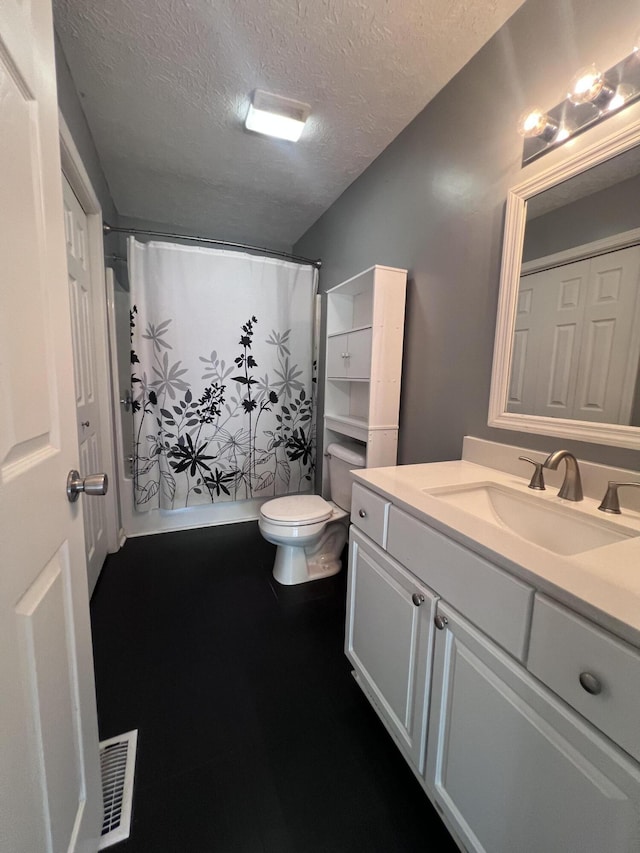 575 Paw Paw Way, Newport, TN 37821 - full bath featuring toilet, vanity, a textured ceiling, and shower / bath combo