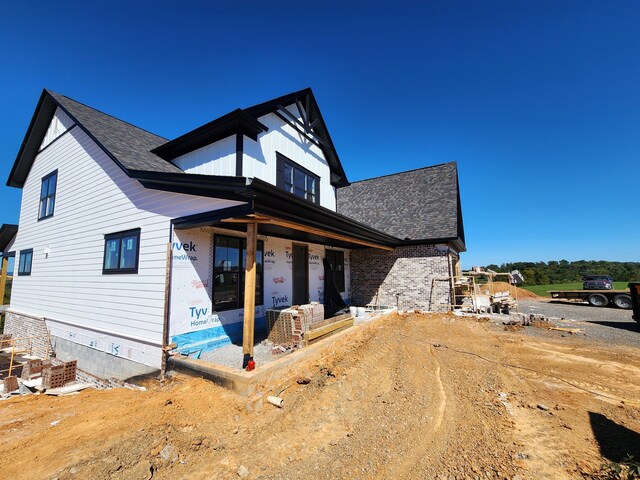 view of front of property featuring covered porch