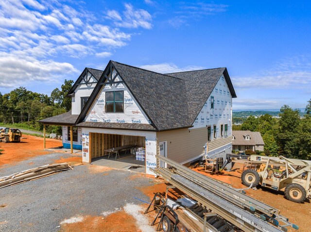 view of front facade featuring a garage