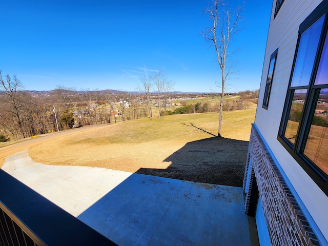view of yard featuring a patio area