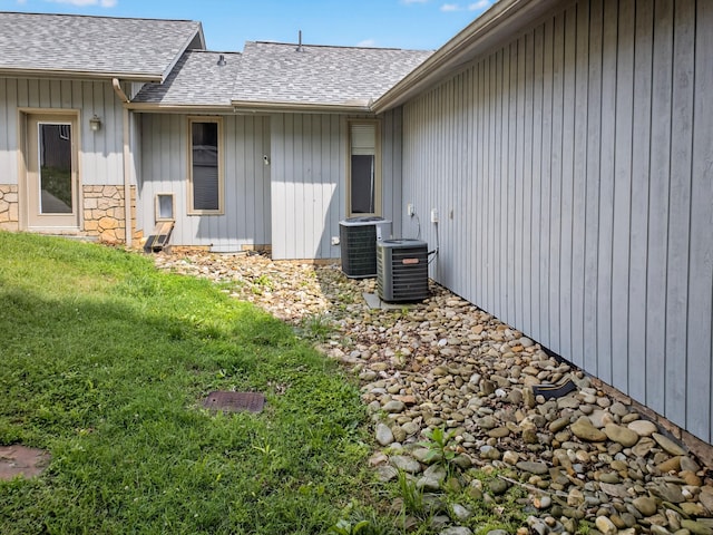 792 Hopper Blf, Rutledge, TN 37861 - rear view of house with a shingled roof and a yard