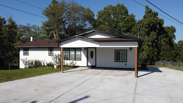 view of front facade featuring a porch and a front lawn