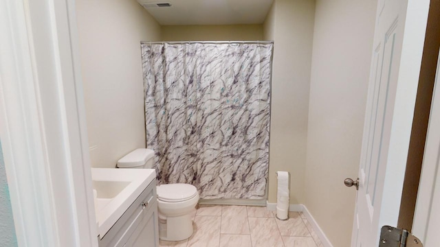 bathroom with vanity, curtained shower, and toilet