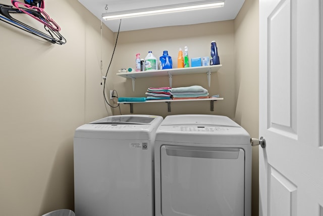 1438 Shannons Little Mtn Rd, Morristown, TN 37814 - laundry room featuring independent washer and dryer