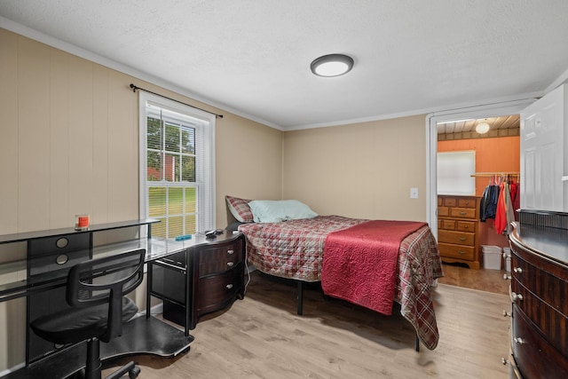1438 Shannons Little Mtn Rd, Morristown, TN 37814 - bedroom featuring wood finished floors, a textured ceiling, crown molding, a spacious closet, and a closet